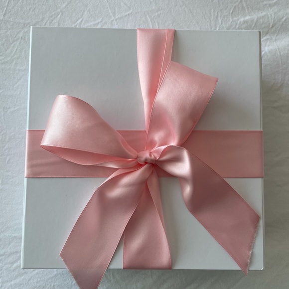 Flounce Satin Robe - Faint Pink W/"Bridesmaid" - Picture 8 of 8